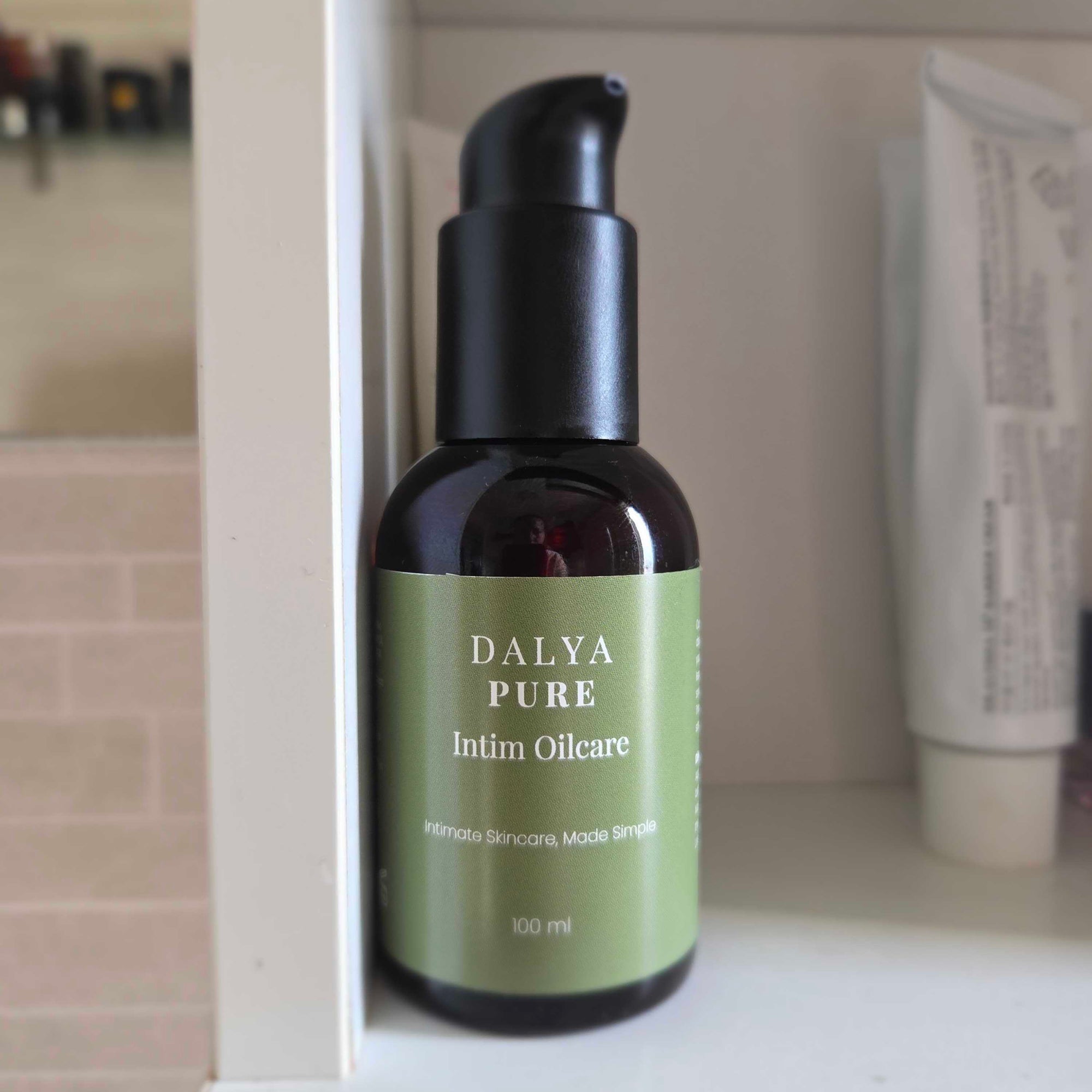 Dalya Pure Intim Oilcare 100ml i sin naturliga badrumsmiljö