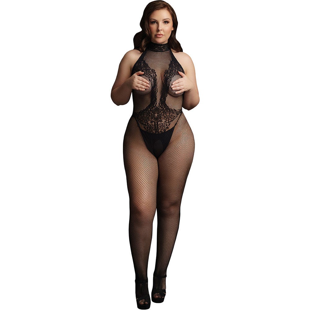 Kvinnlig modell som har på sig Le Désir Fishnet And Lace Bodystocking Queen Size framsida mot vit bakgrund.