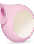 LELO Sila Cruise Pink Lufttrycksvibrator mot vit bakgrund