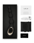 LELO Soraya Beads Black och tillbehör mot vit bakgrund.