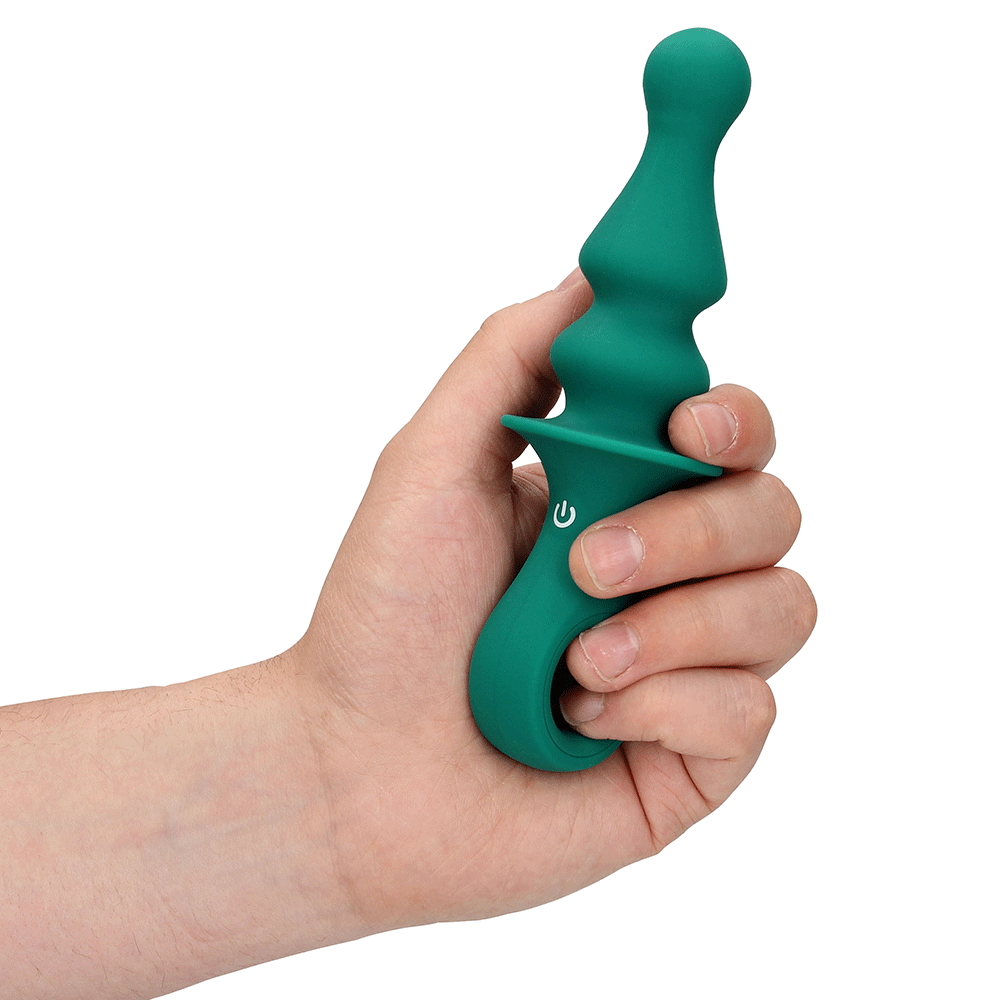 En hand med ljus hud och kortklippta naglar håller Loveline Pawn Shaped Anal Vibrator mot vit bakgrund.