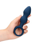 Manlig hand som håller i Loveline Teardrop Shaped Anal Plug Large mot vit bakgrund.