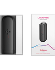 Lovense Solace Automatic Thrusting Masturbator bredvid förpackning.