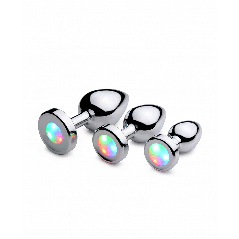 Metal Light Up Butt Plug i storlek Large, Medium och small liggandes mot vit bakgrund.