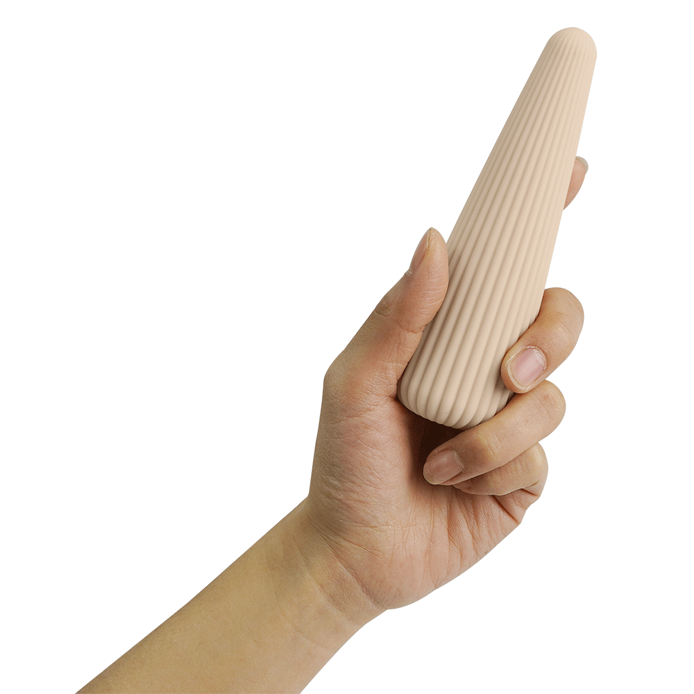 Hand som håller i NUDE Zina Cone Klitorisvibrator mot vit bakgrund.