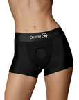 Modell som har på sig Ouch! Vibrating Strap-on Boxer ståendes mot vit bakgrund. Framsida.