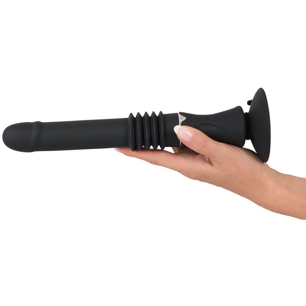 en hand med ljud hudfärg som håller Portable Fucking Machine Thrusting Vibrator. Vit bakgrund.