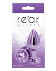 Rear Assets Buttplug Medium Purple produktförpackning, baksida mot vit bakgrund.