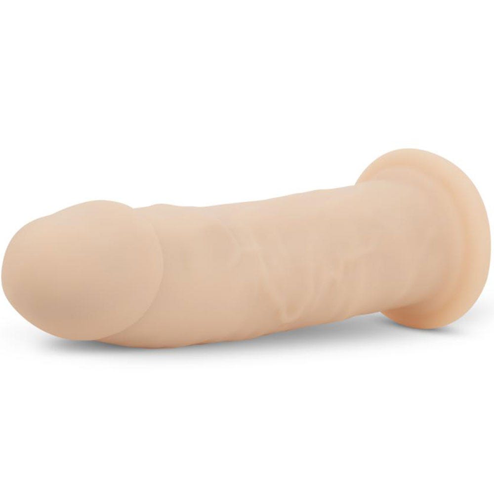 RF Deluxe Realistic Dildo Xavier liggandes mot vit bakgrund.