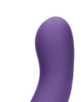 Närbild på Riko Triple Thumper G-punktsvibrator Lila dildo mot vit bakgrund.