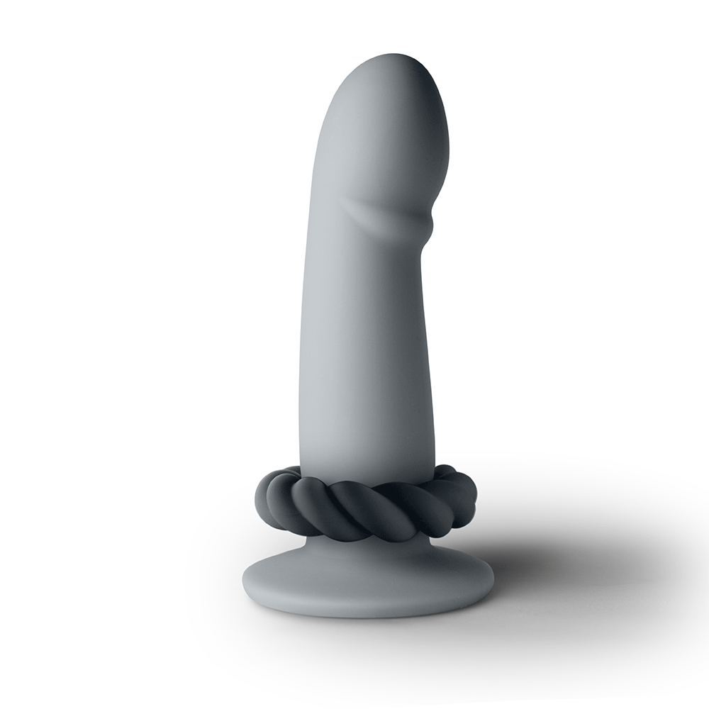 Rocks-off Twist Liquid Silicone Ring på en dildo mot vit bakgrund. Shoppa penisring och sexleksaker för män på Lustly.se