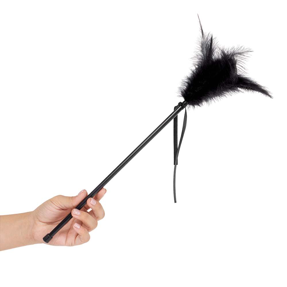 Hand som håller i Secret Play Feather Tickler Black mot vit bakgrund.