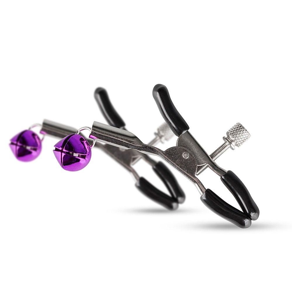 Nipple clamps i metall mot en vit bakgrund. Ingår i Secret Pleasure Chest Pink Passion. 