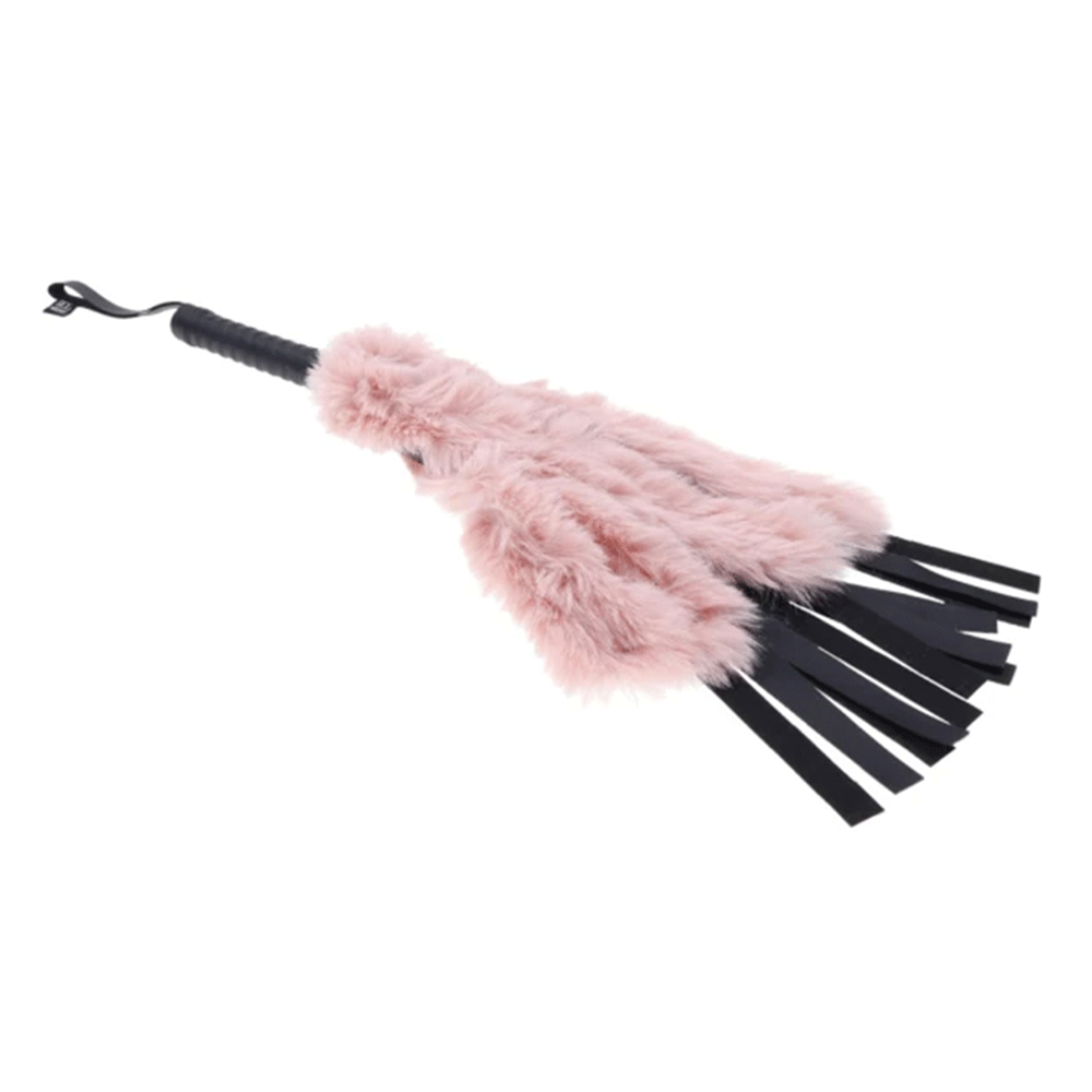 Sex & Mischief Brat Faux Fur Flogger liggandes mot vit bakgrund.