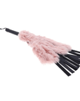 Sex & Mischief Brat Faux Fur Flogger liggandes mot vit bakgrund.