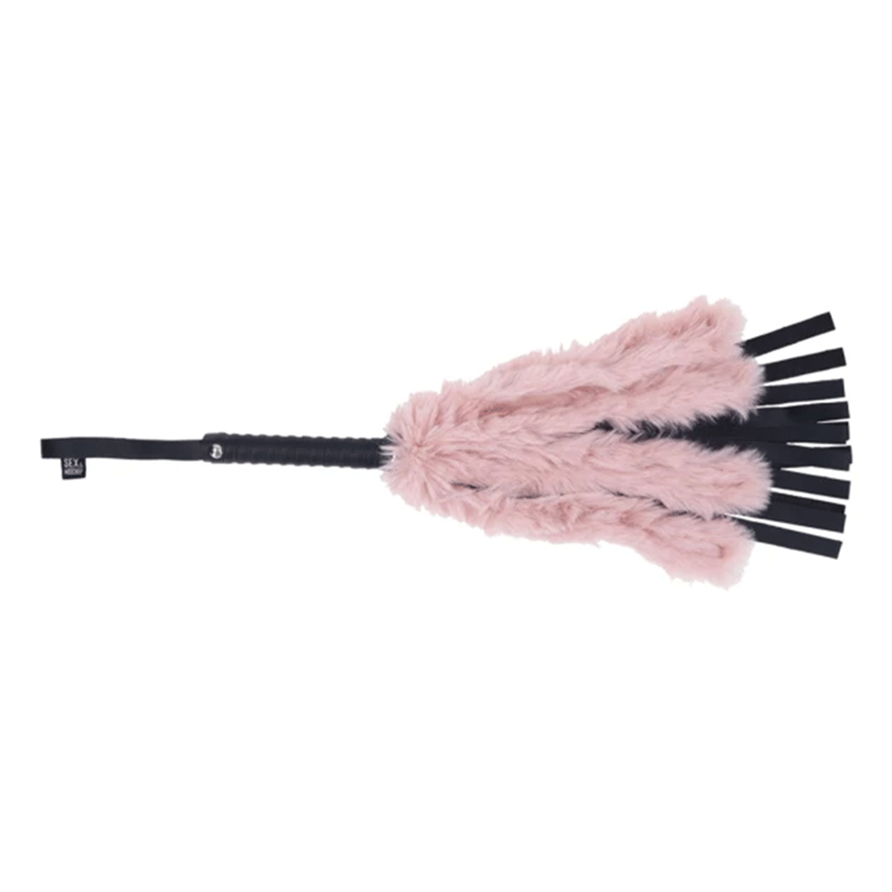 Sex & Mischief Brat Faux Fur Flogger mot vit bakgrund.