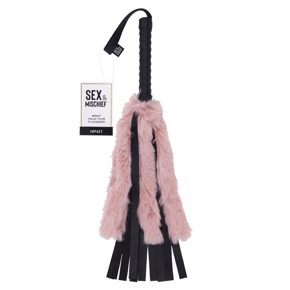 Framsida av Sex &amp; Mischief Brat Faux Fur Flogger mot vit bakgrund.