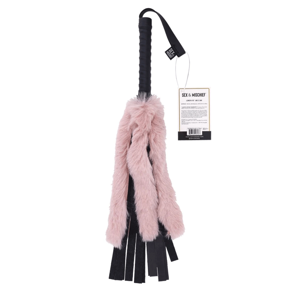 Baksida av Sex &amp; Mischief Brat Faux Fur Flogger mot vit bakgrund.