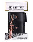 Sex & Mischief Brat Locking Cuffs produktförpackning, framsida mot vit bakgrund.