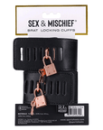 Sex & Mischief Brat Locking Cuffs produktförpackning, baksida mot vit bakgrund.