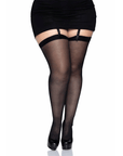 Kvinnlig plus size modell med Sheer Stockings Queen Size på under en kjol. Framsida. Vit bakgrund.