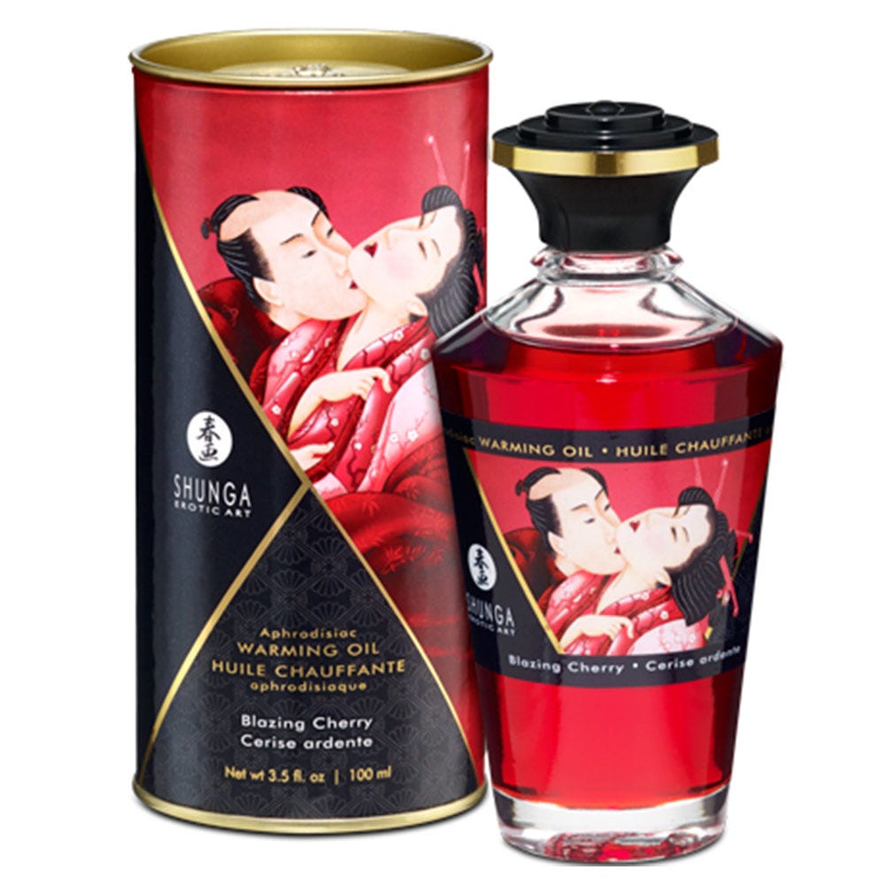 Shunga Aphrodisiac Oils Blazing Cherry och produktförpackning mot vit bakgrund.