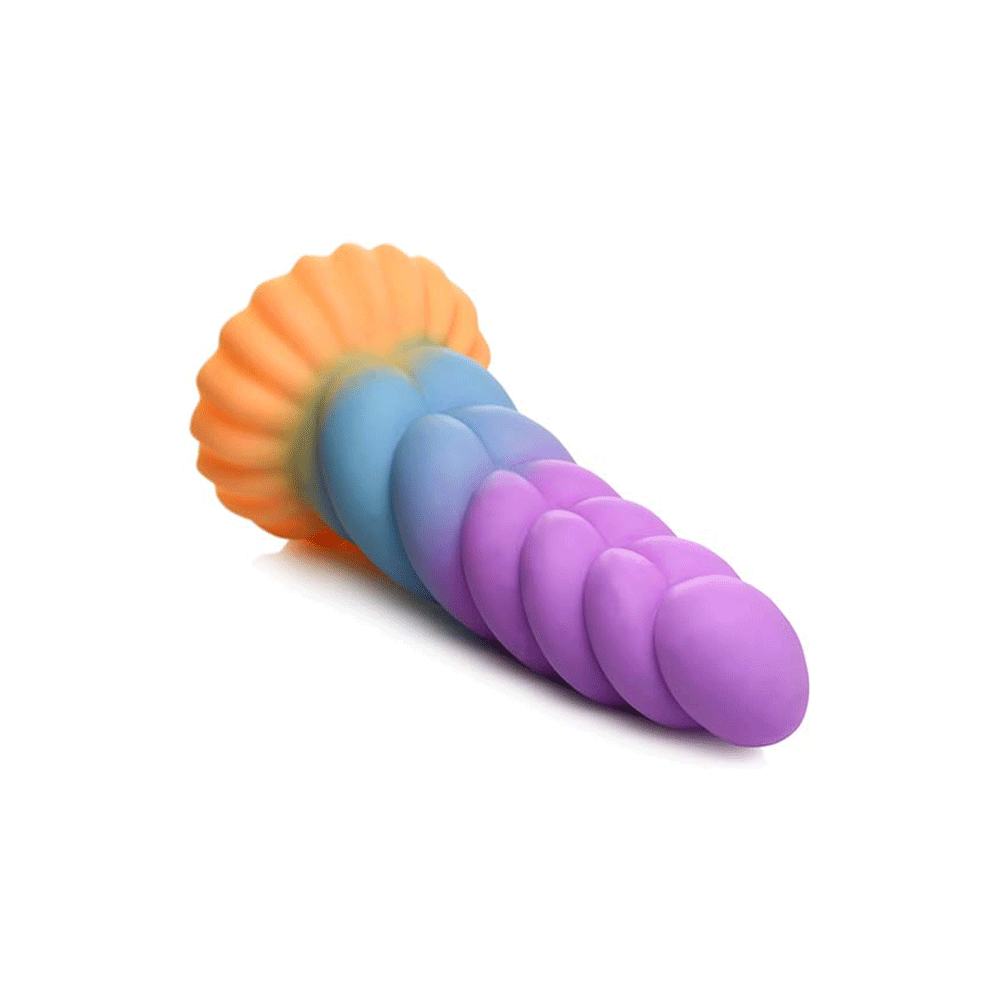 Silicone Unicorn Dildo liggandes mot vit bakgrund.