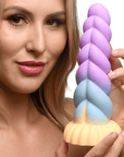 Kvinna som håller i Silicone Unicorn Dildo mot vit bakgrund.