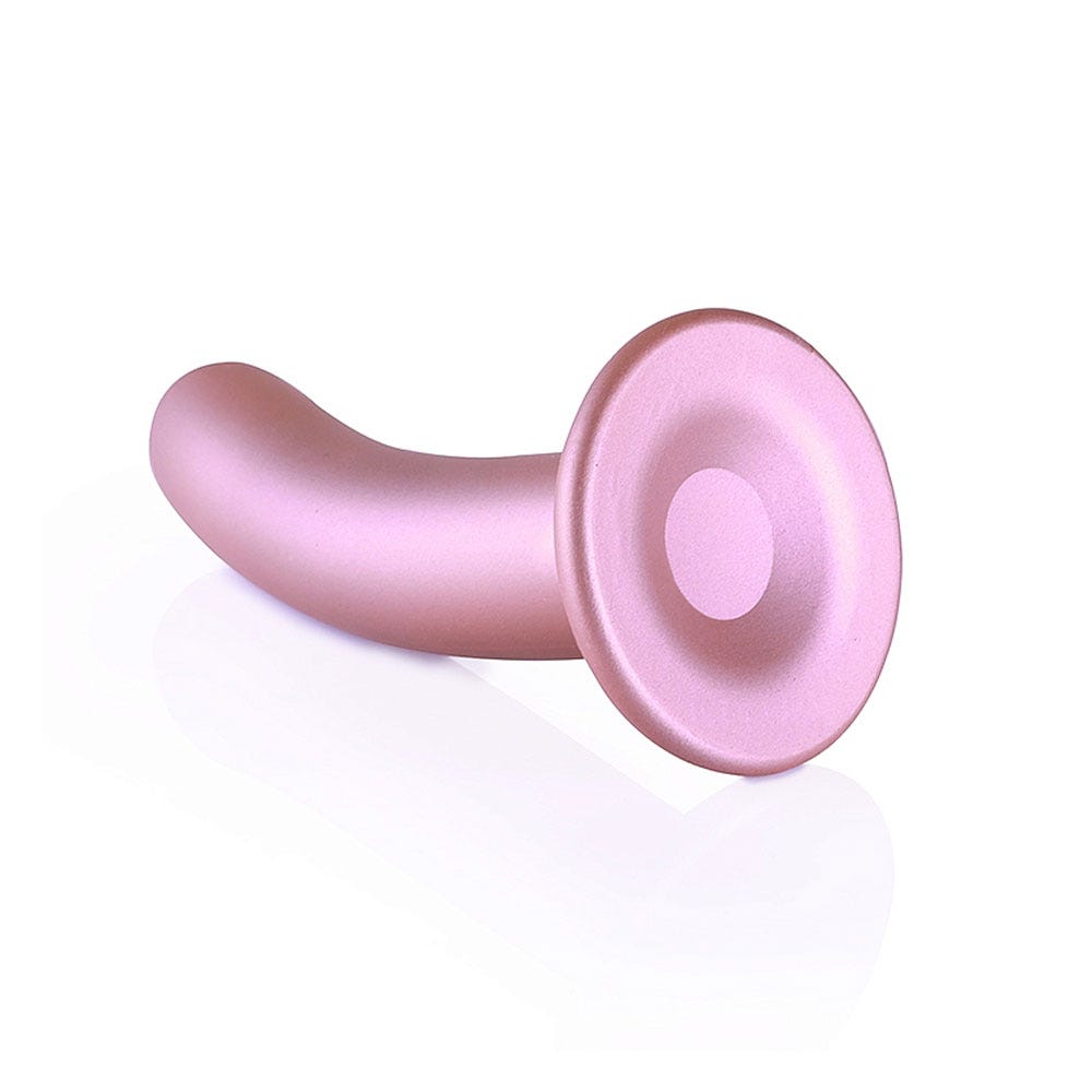 Undersida av Smooth Silicone G-Spot Dildo 14,5 cm mot vit bakgrund.