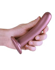 Hand som håller i Smooth Silicone G-Spot Dildo 14,5 cm mot vit bakgrund.