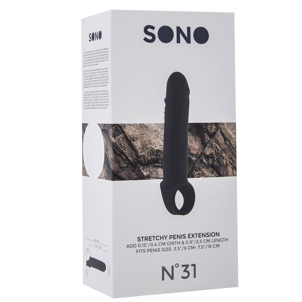 Förpackning till SONO Penis Extension Black N.31.  Vit kartong med produktnamn. Vit bakgrund.