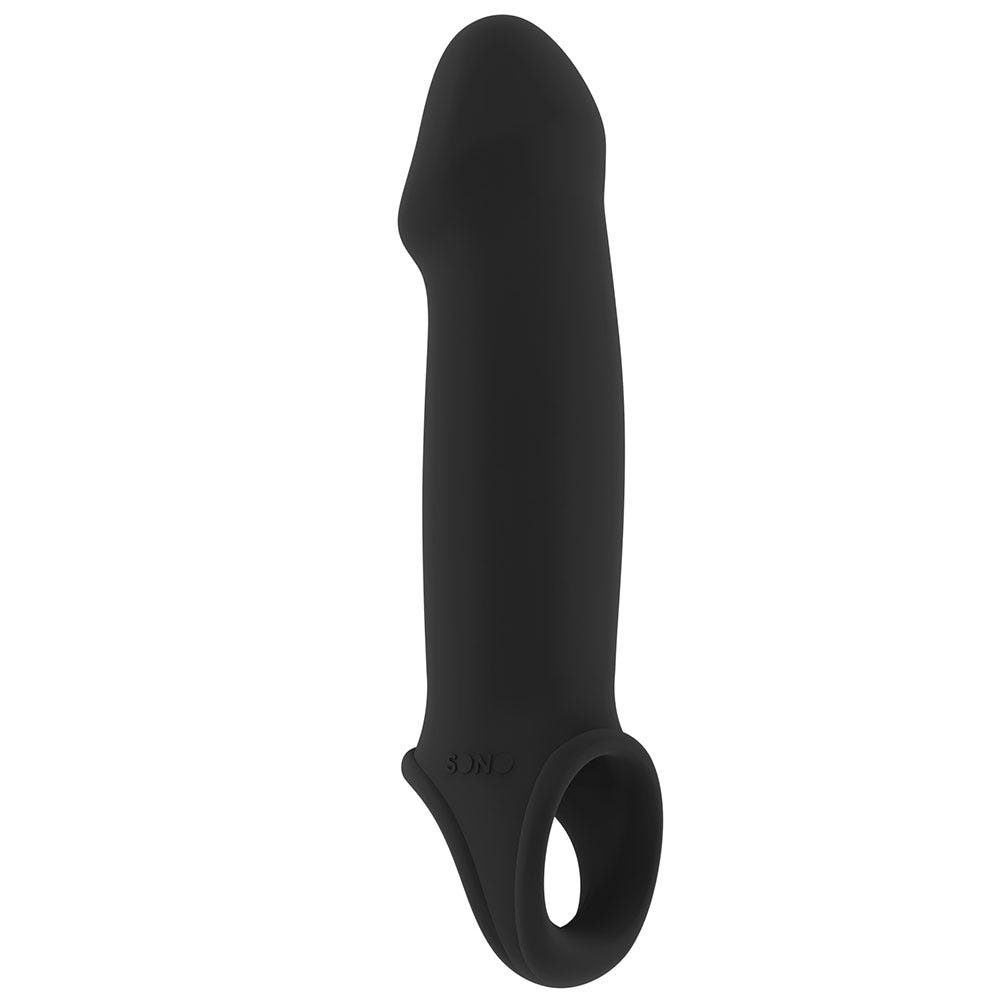 Sidvy av SONO Stretchy Penis Extension N.33. Svart stav trubbig stav mot vit bakgrund.