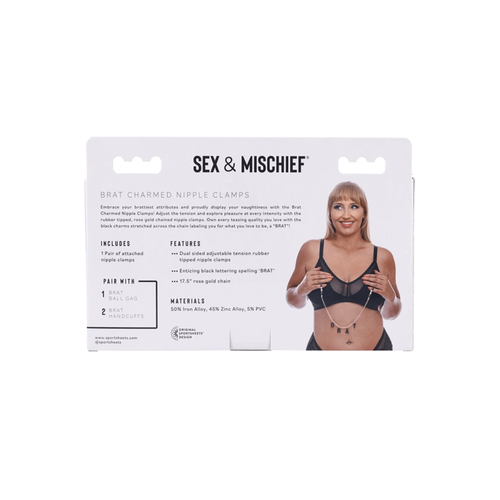 Sportsheets Sex &amp; Mischief Brat Charmed Nipple Clamps produktförpackning baksida mot vit bakgrund.