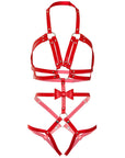 Studded O-ring harness Teddy mot vit bakgrund.