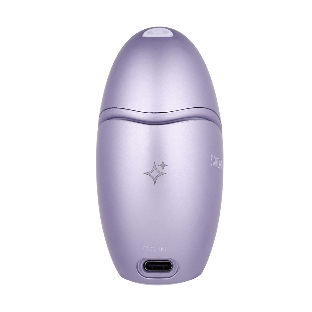 Baksida av stängd Svakom Pulse Galaxie Lilac Lufttrycksvibrator mot vit bakgrund.