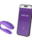 Sync Go Light Purple och smartphone mot vit bakgrund.