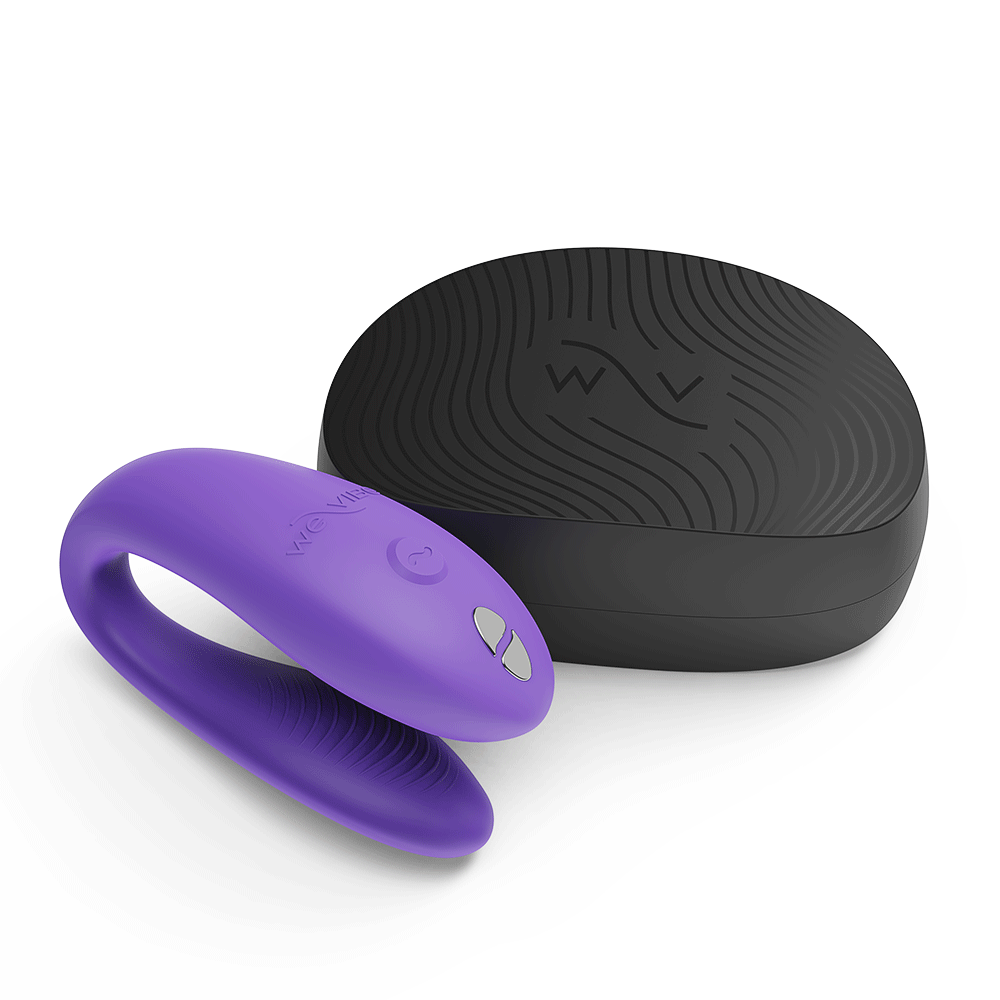 Sync Go Light Purple vibrator framför resefodral mot vit bakgrund.