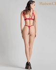 Kvinnlig modell som har på sig Tapage Nocturne Naked Triangle Bra Red. Baksida. Grå bakgrund.