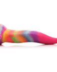 Unicorn Tongue Glow in the Dark Silicone Dildo liggandes mot vit bakgrund. Sidvinkel.