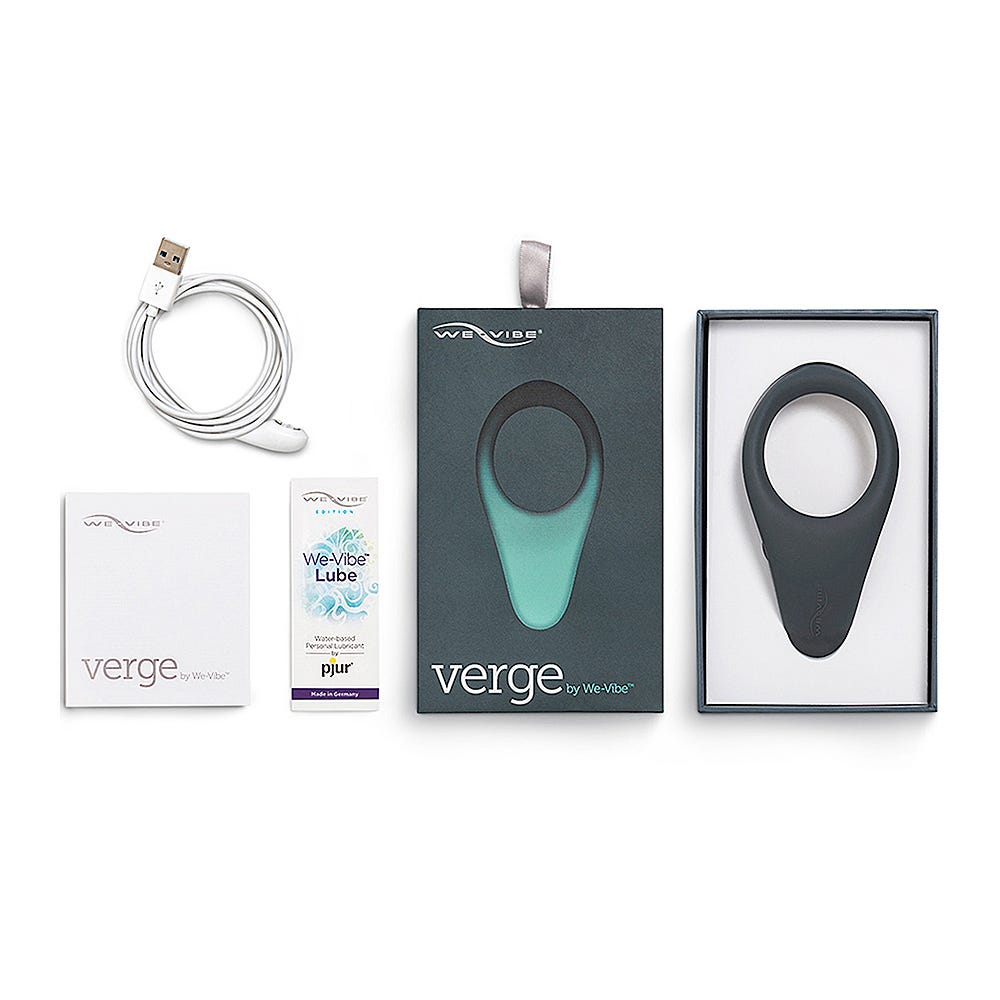 We-Vibe Verge Vibrerande Penisring och tillbehör mot vit bakgrund.