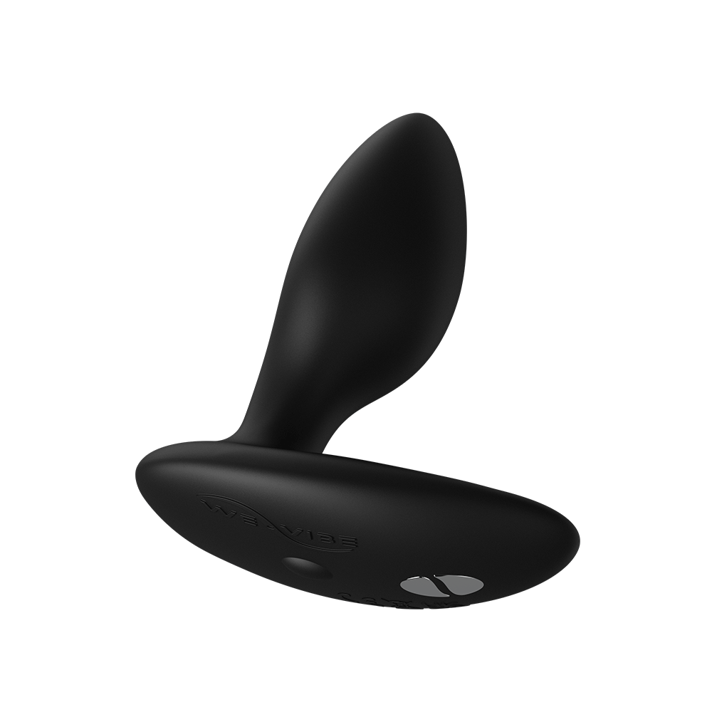 We-Vibe Ditto+ Satin Black lutandes mot vit bakgrund.