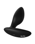 We-Vibe Ditto+ Satin Black lutandes mot vit bakgrund.