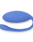 We-Vibe Jive Periwinkle Blue liggandes mot vit bakgrund.