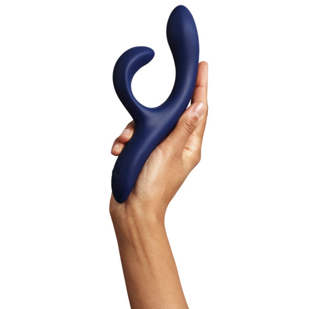 Hand som håller i We-Vibe Nova 2 Rabbitvibrator Midnight Blue mot vit bakgrund.