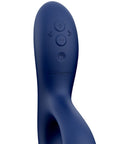 Närbild på We-Vibe Nova 2 Rabbitvibrator Midnight Blue knappar. Vit bakgrund.