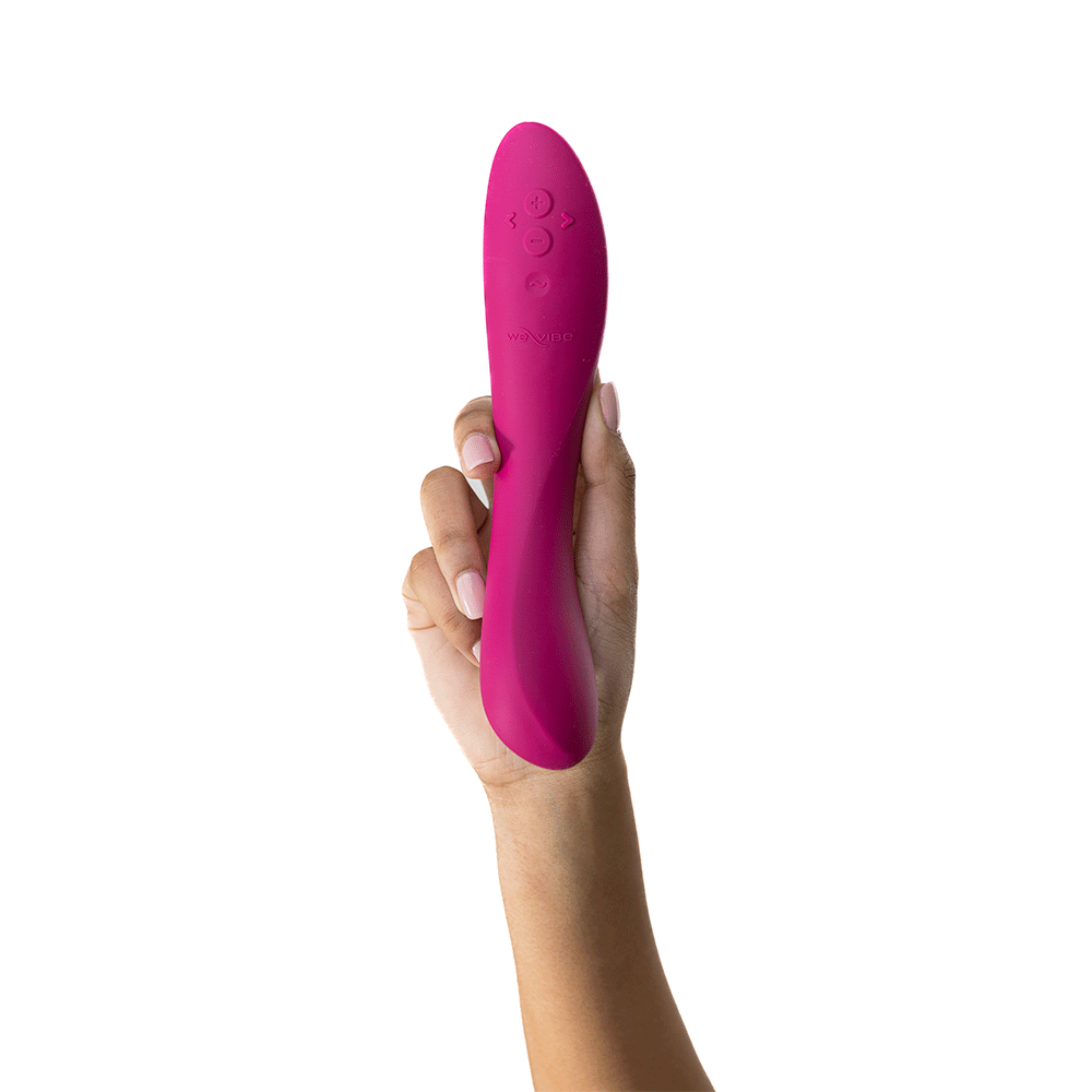 Hand som håller i We-vibe Rave 2 Fuchsia mot vit bakgrund.