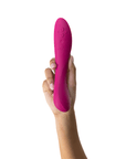 Hand som håller i We-vibe Rave 2 Fuchsia mot vit bakgrund.