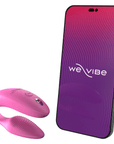 We-vibe Sync 2 Pink bredvid en smartphone som har We-Connect appen uppe med logotyp. Vit bakgrund.