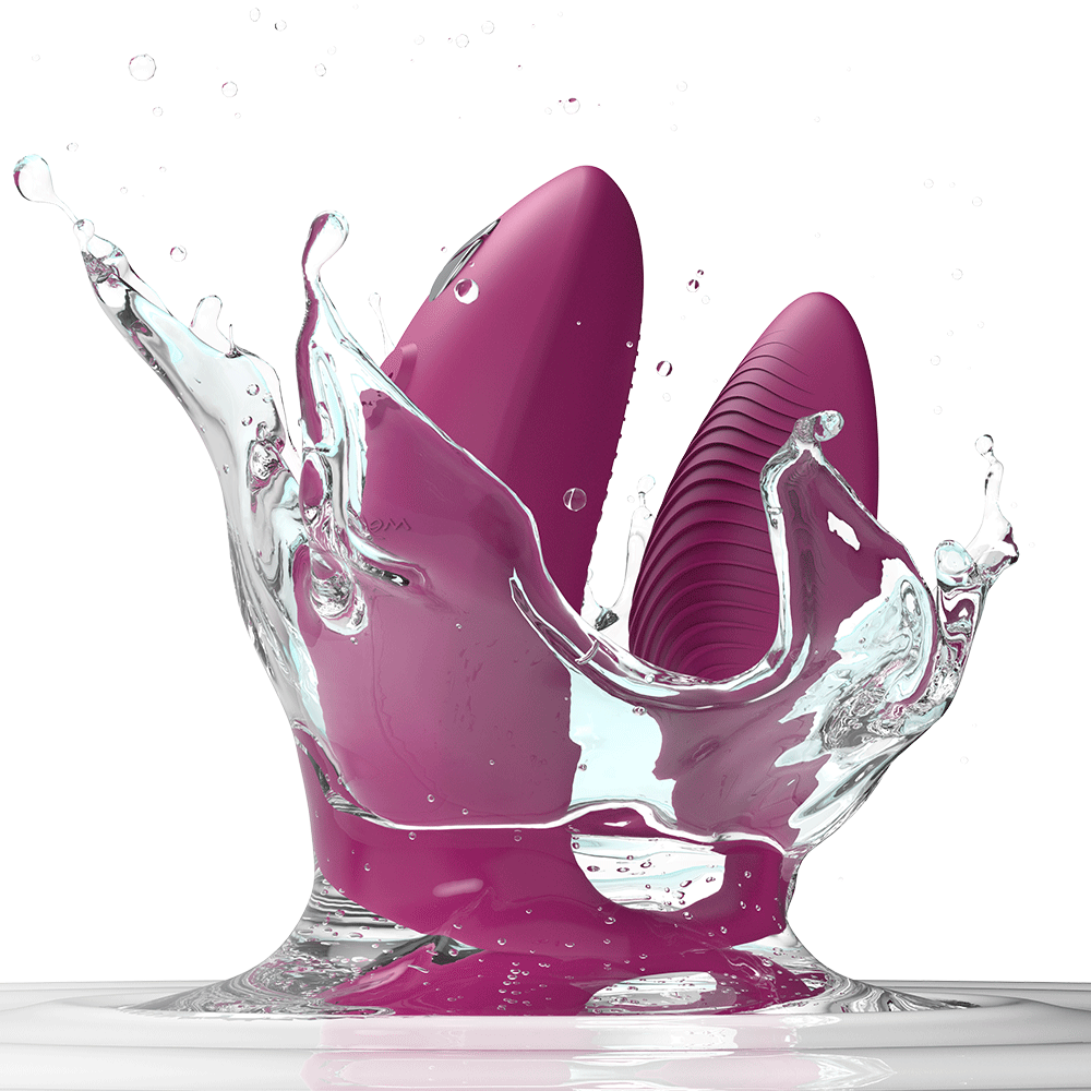 We-vibe Sync 2 Pink som faller i en ett vattenbad. Vatten skvätter upp runt produkten.