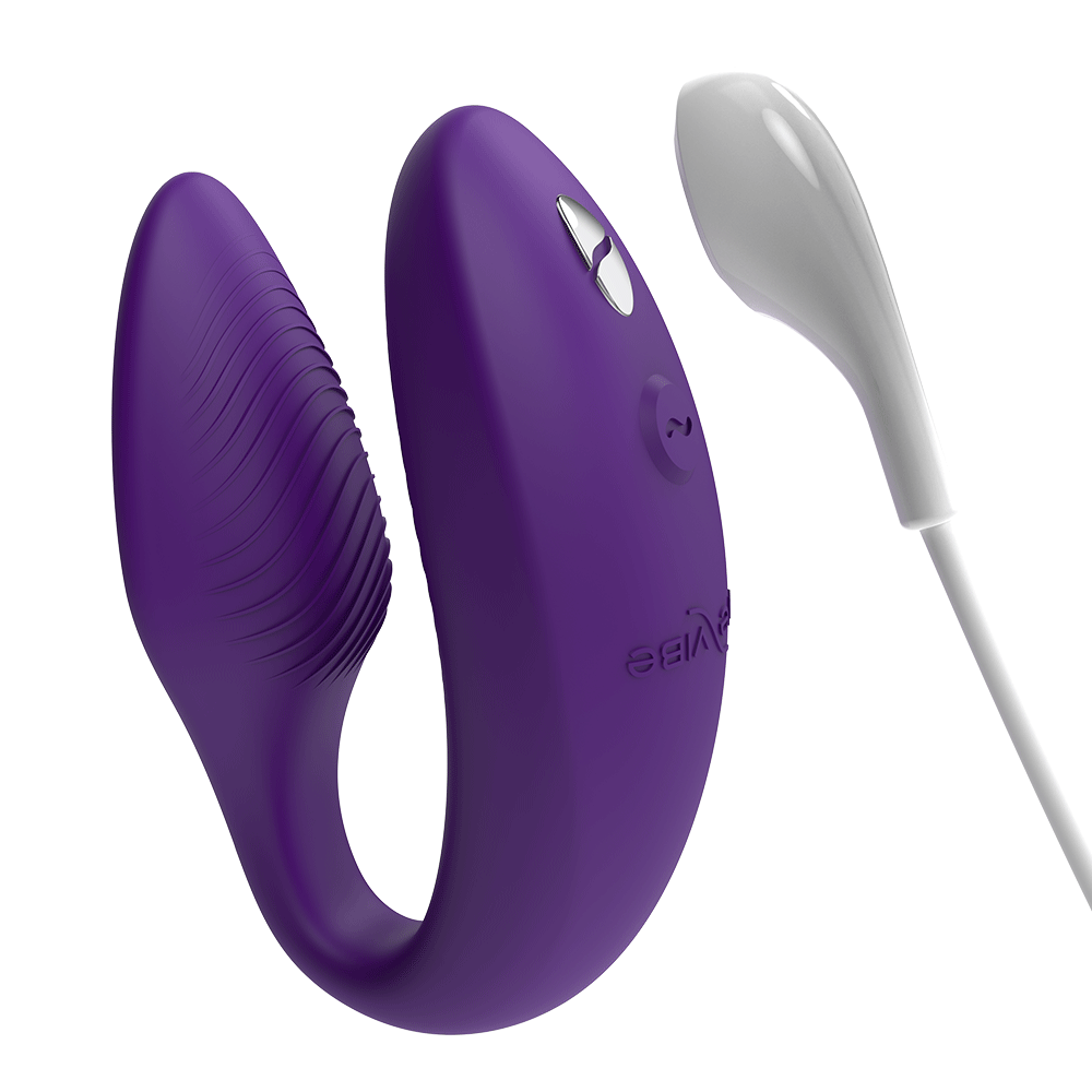 We-vibe Sync 2 Purple och en vit USB-kabel som fungerar som laddsladd. vit bakgrund.